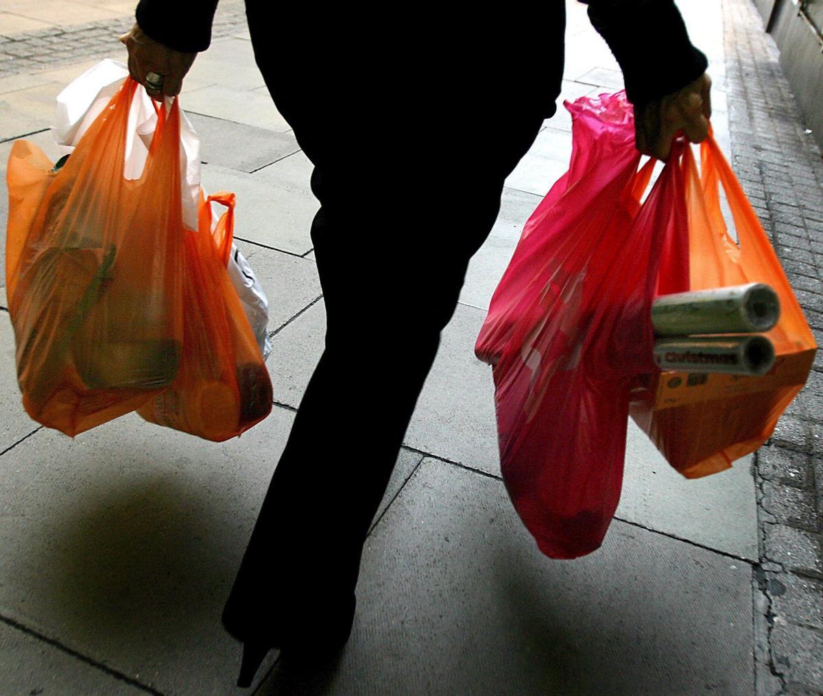 Client portant des sacs en plastique