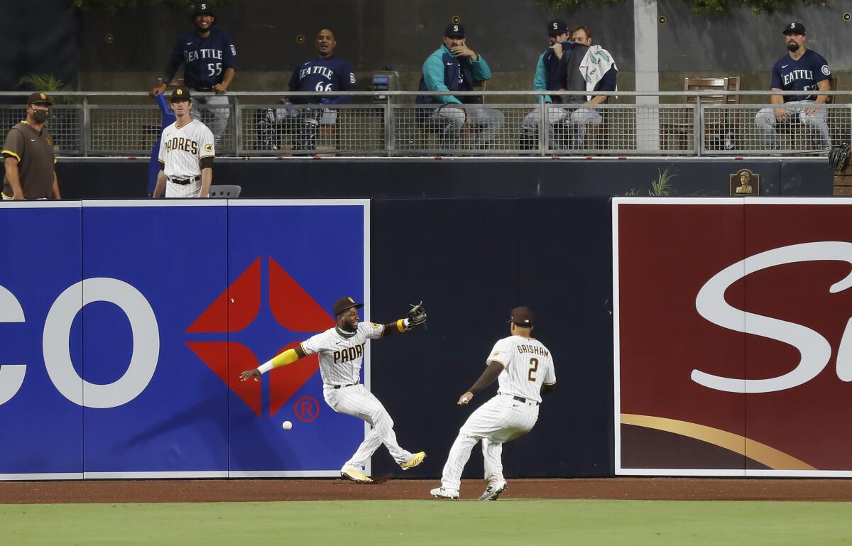 Un panneau Arco est partiellement visible sur le mur extérieur d'un stade de baseball.