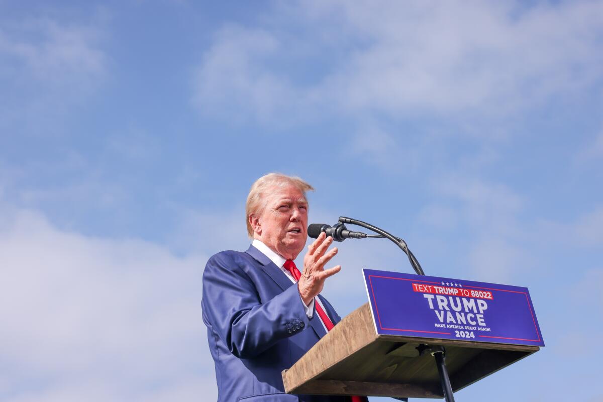 L'ancien président Trump s'exprime à un pupitre