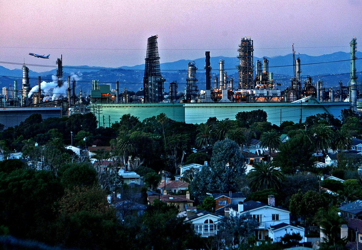 Une raffinerie de pétrole Chevron domine les maisons d’El Segundo.