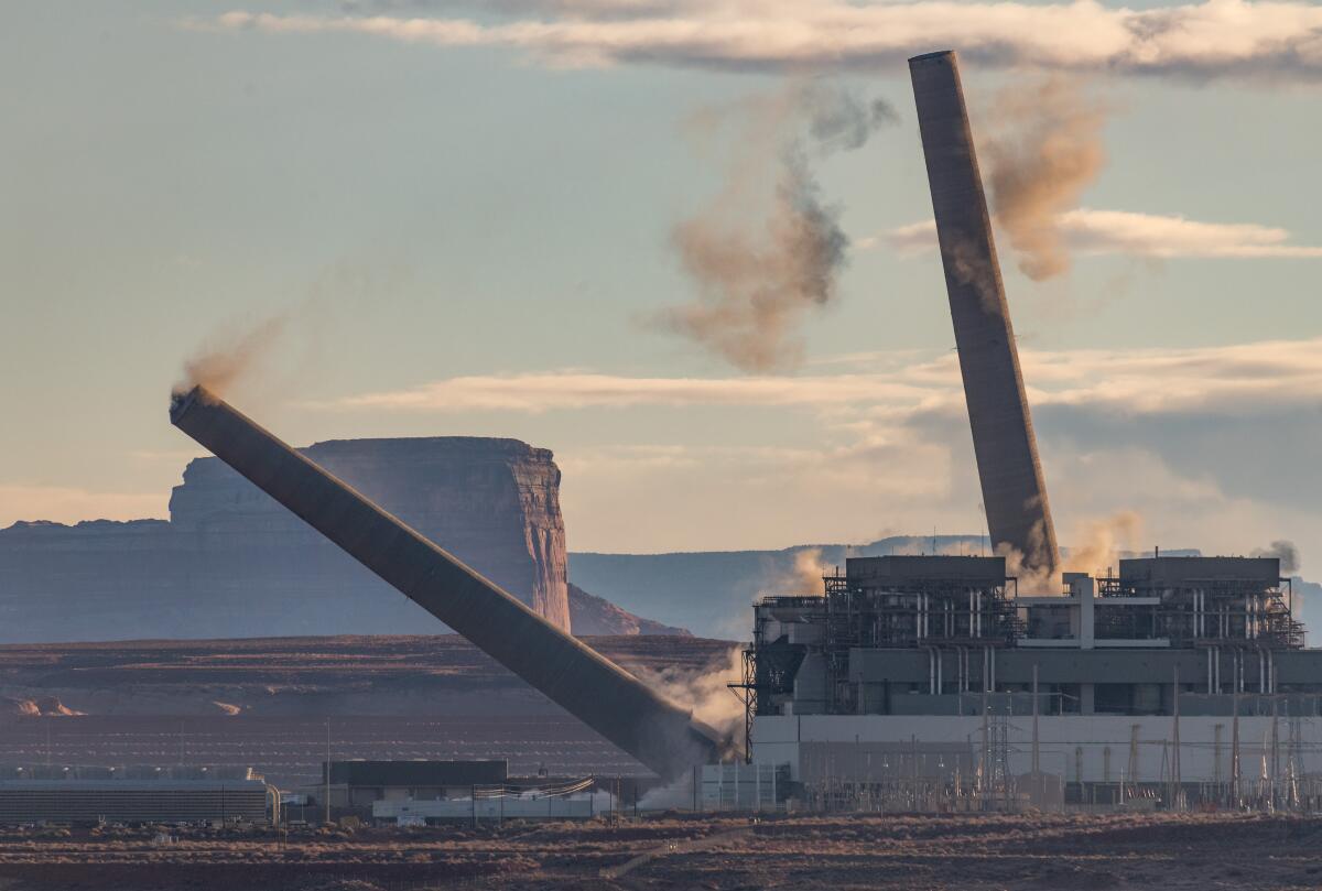 Deux des trois cheminées à charbon de la centrale électrique Navajo, à l'extérieur de Page, en Arizona, s'effondreront en 2020.