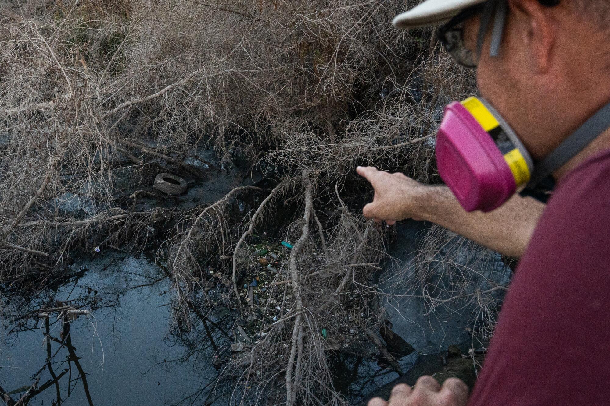 Ángel Granados souligne la pollution de la rivière Tijuana sous la rue Hollister.