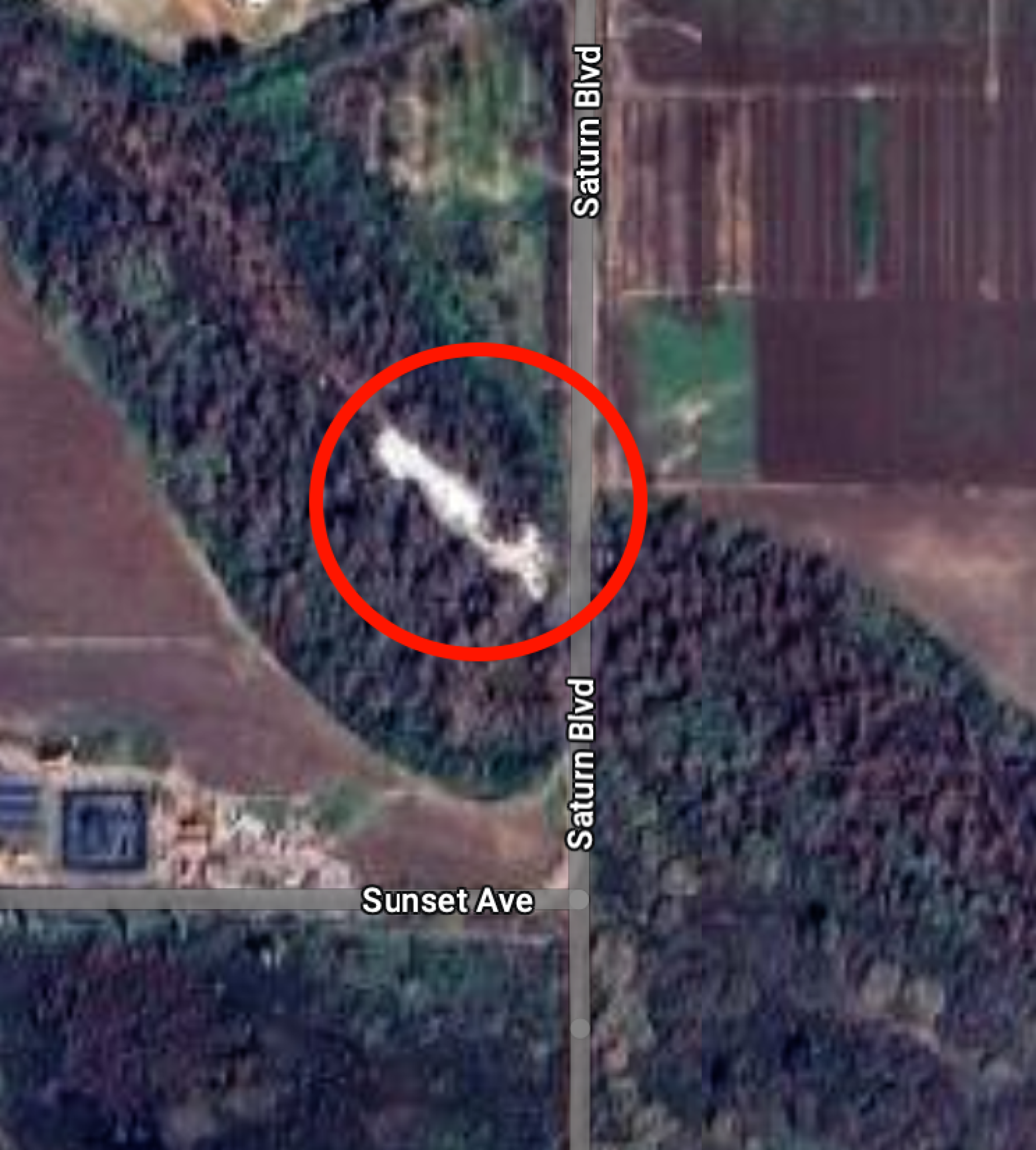 Une image satellite de Google montre de la mousse blanche à côté du boulevard Saturne