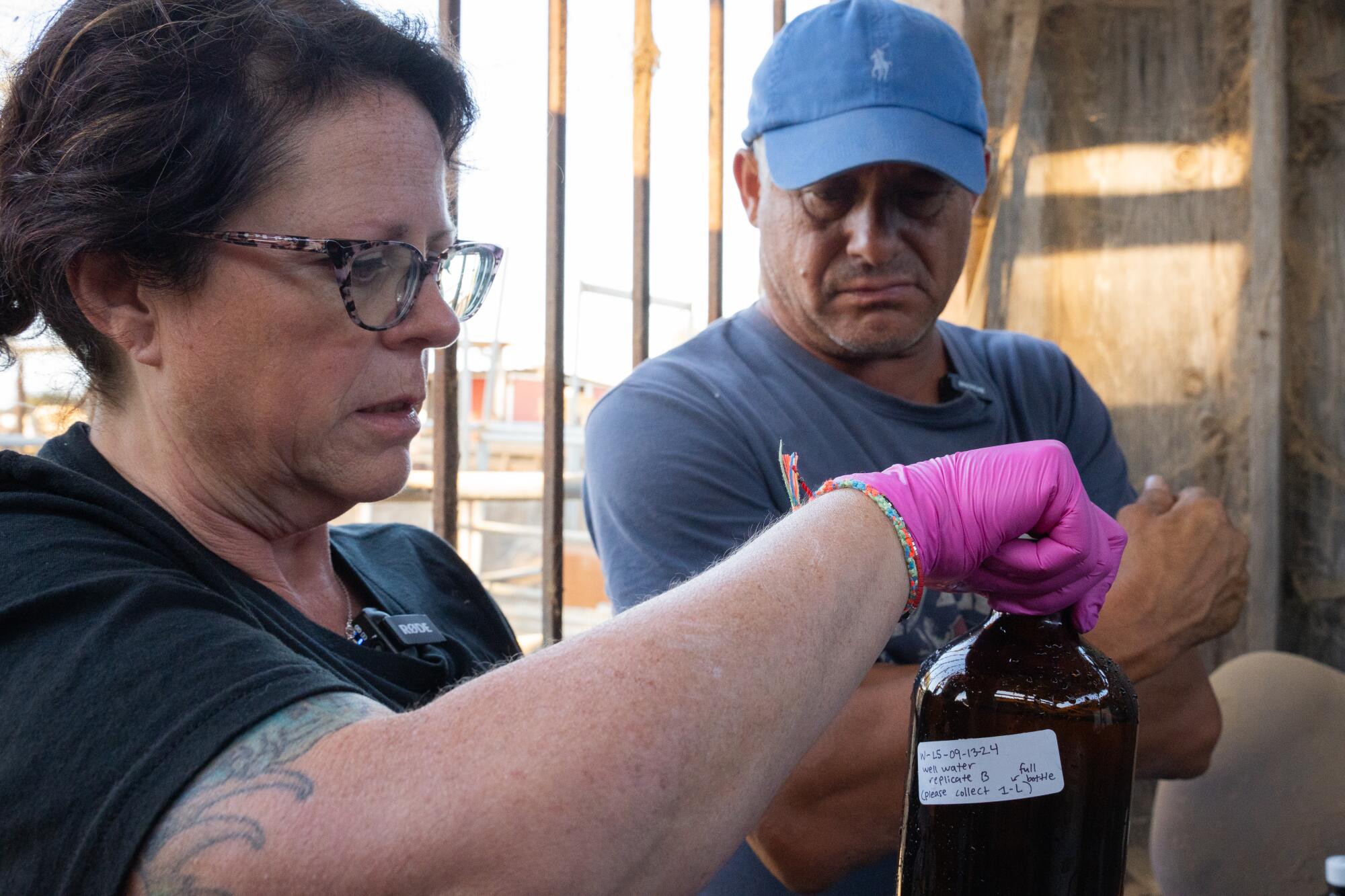 Paula Granados teste les eaux souterraines de la propriété de Gabriel Uribe.