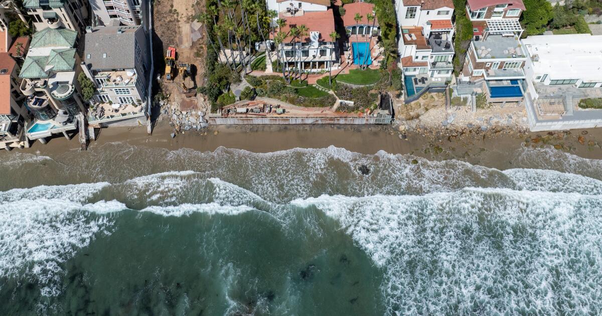 Alors que les plages rétrécissent, les voisins et les villes de Californie se battent pour le sable