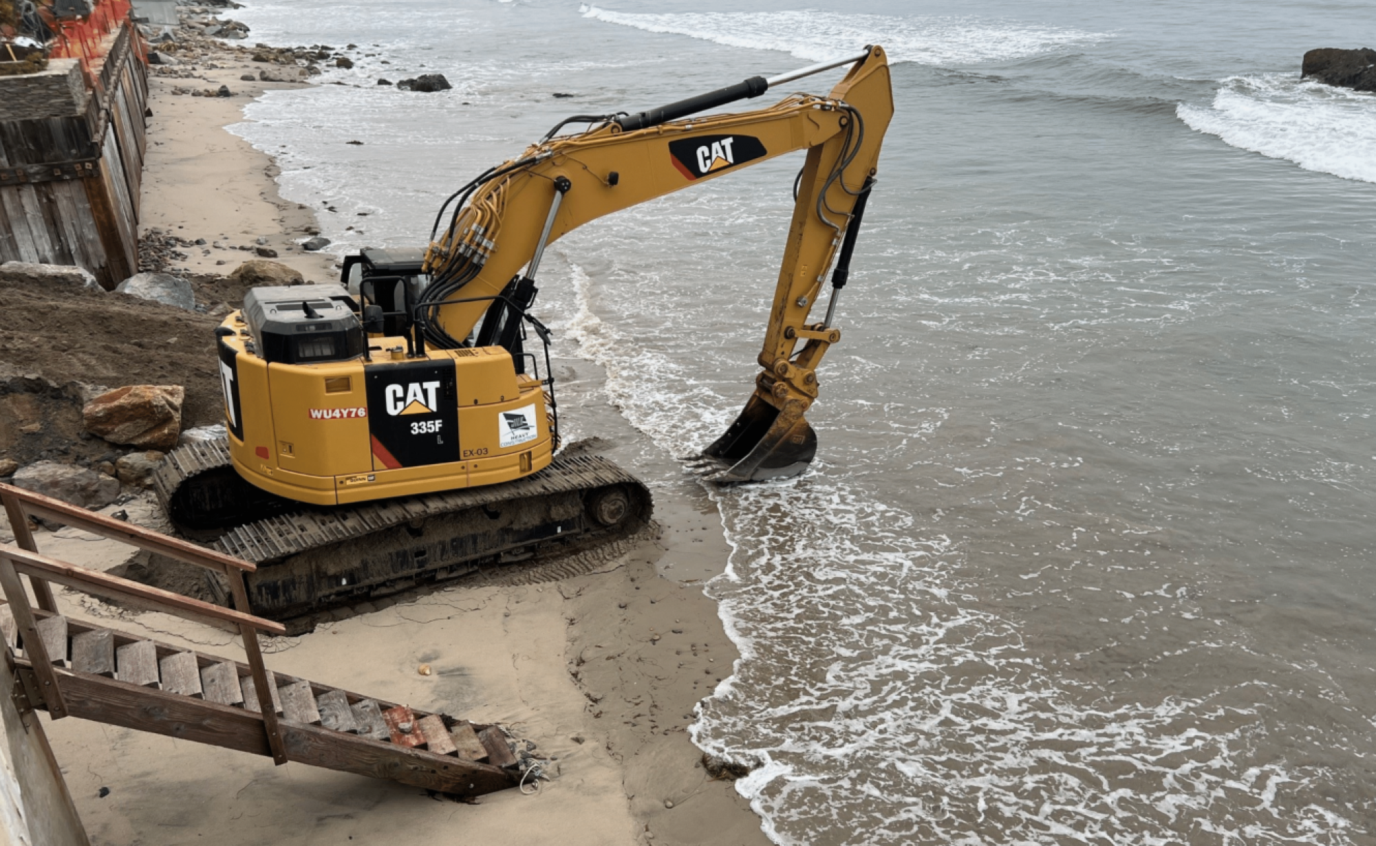 Une photo d'une excavatrice récupérant du sable à Broad Beach citée dans la poursuite.