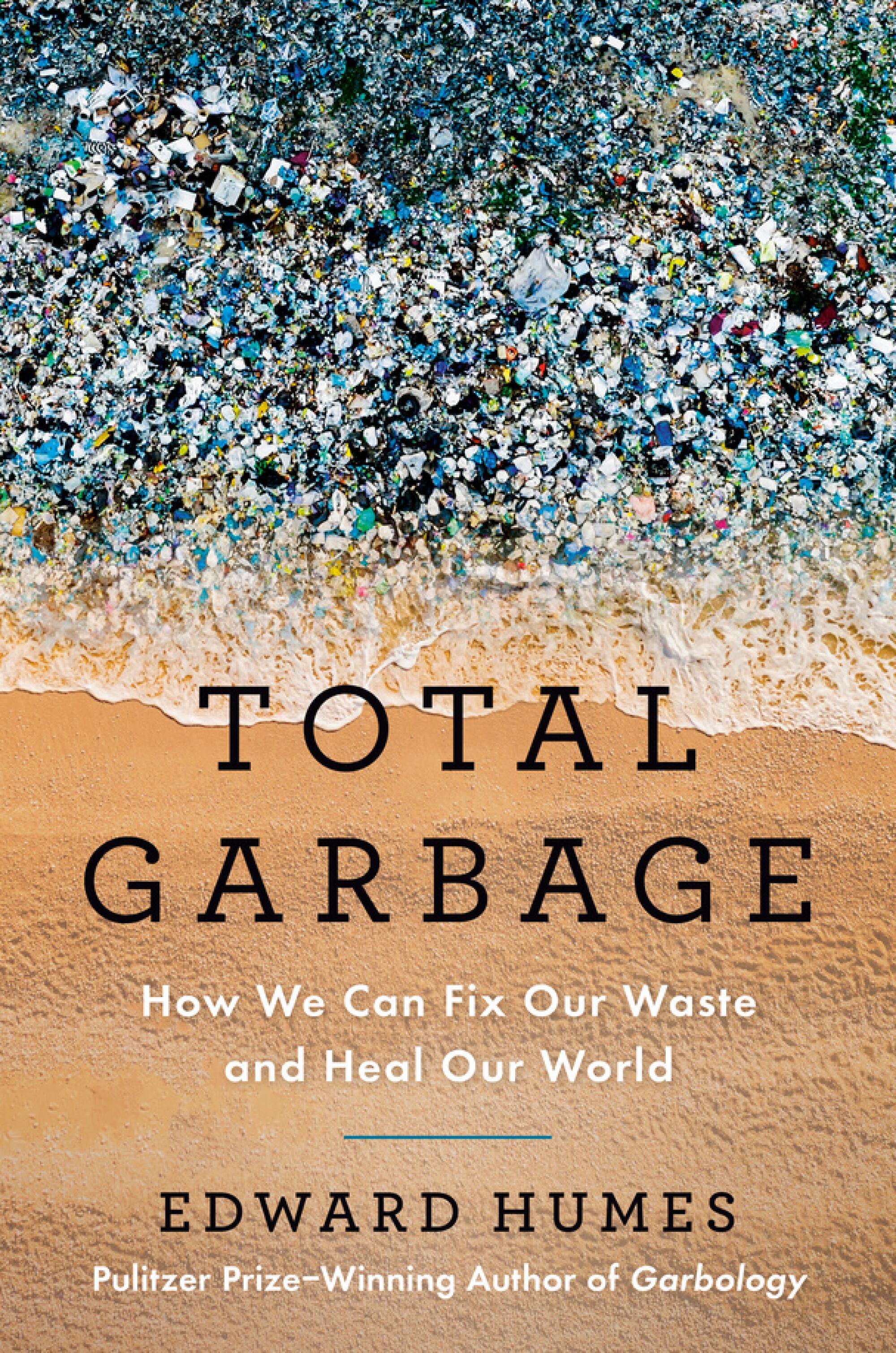 La couverture du livre « Total Garbage » montre une vague de déchets s'échouant sur une plage