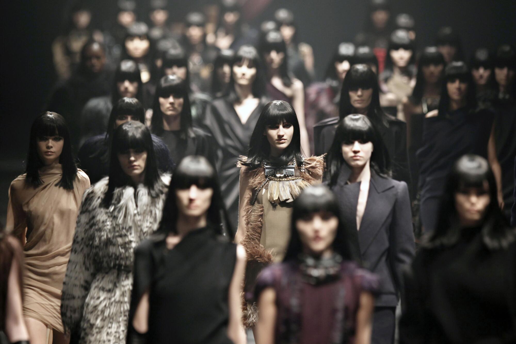 Une foule de mannequins lors d'un défilé de mode.