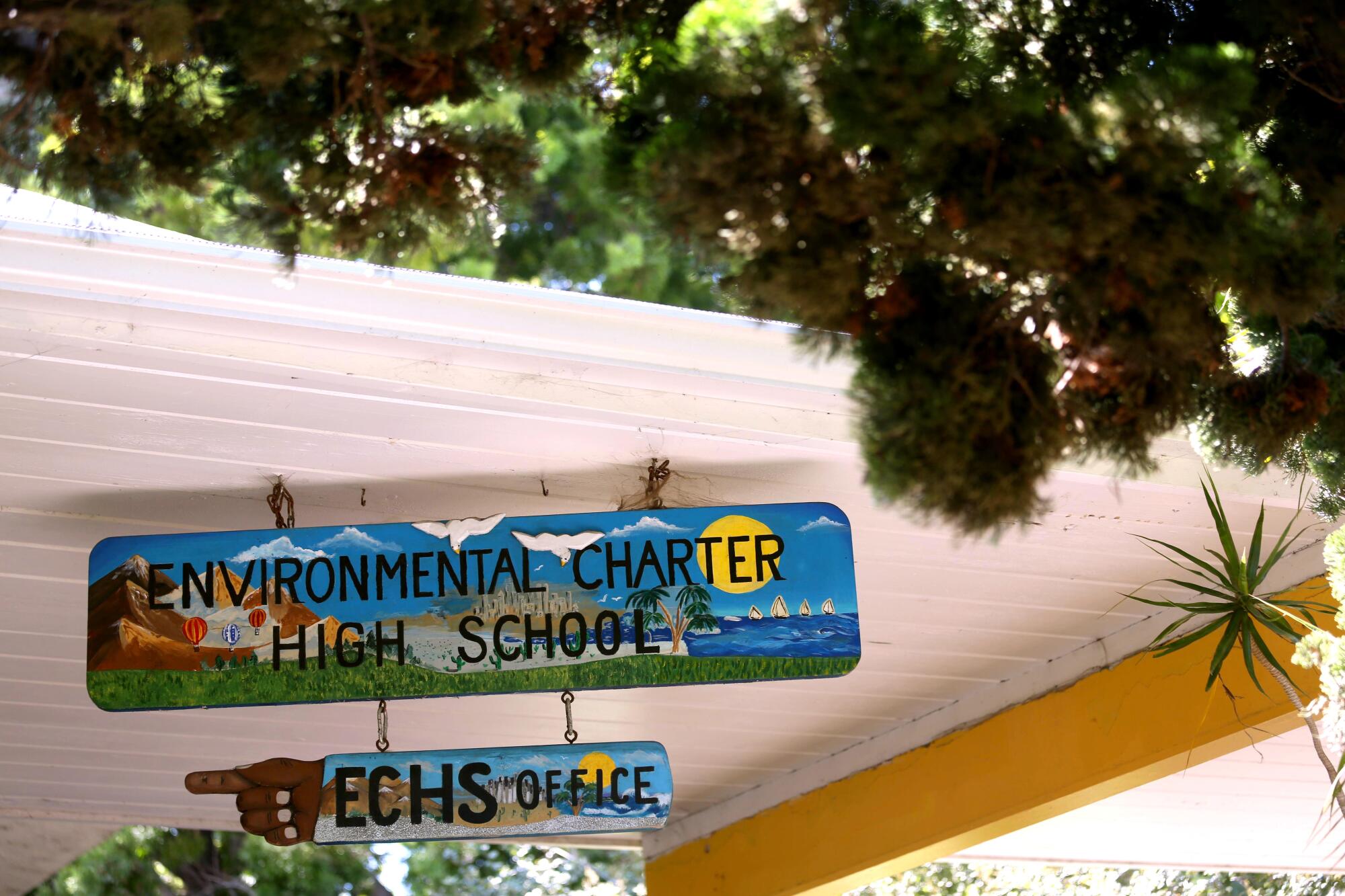 Un panneau pour l'école secondaire Environmental Charter à Lawndale 