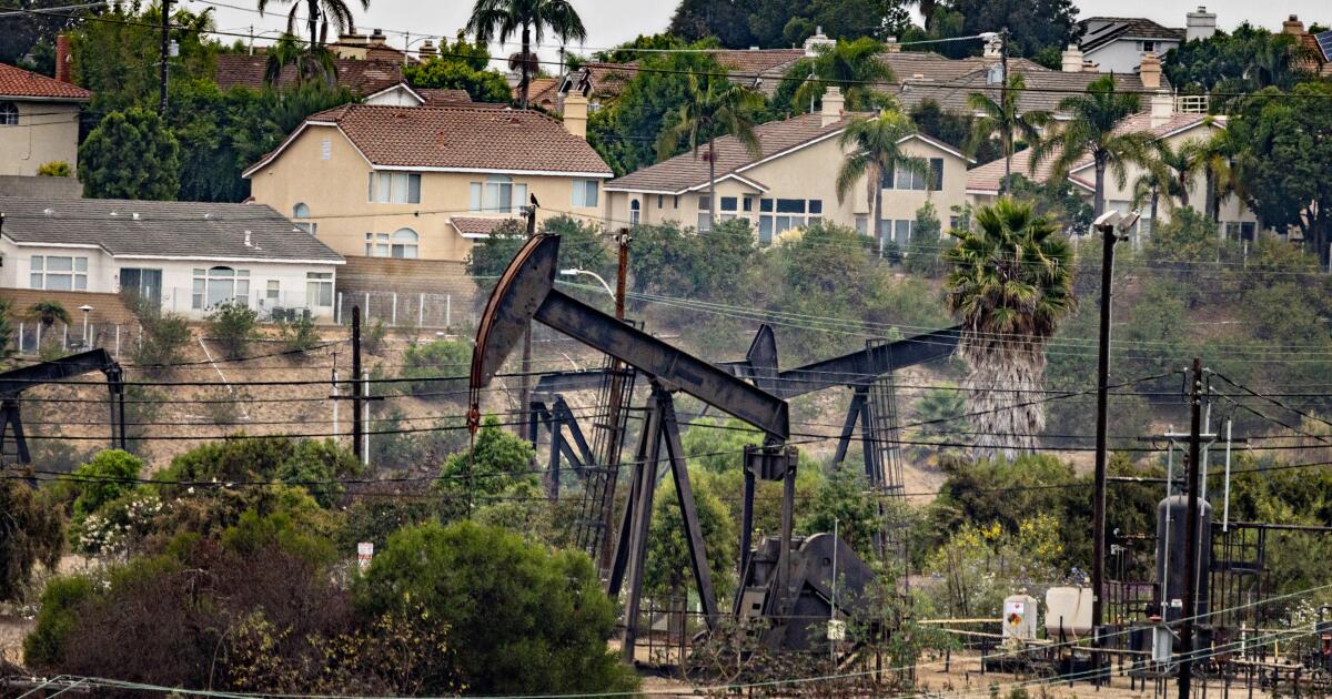 Newsom signe des projets de loi pour fermer le champ pétrolifère d’Inglewood et augmenter les amendes pour les puits inutilisés