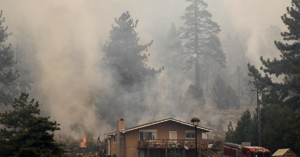 Wrightwood stupéfait par la destruction du pont par un incendie