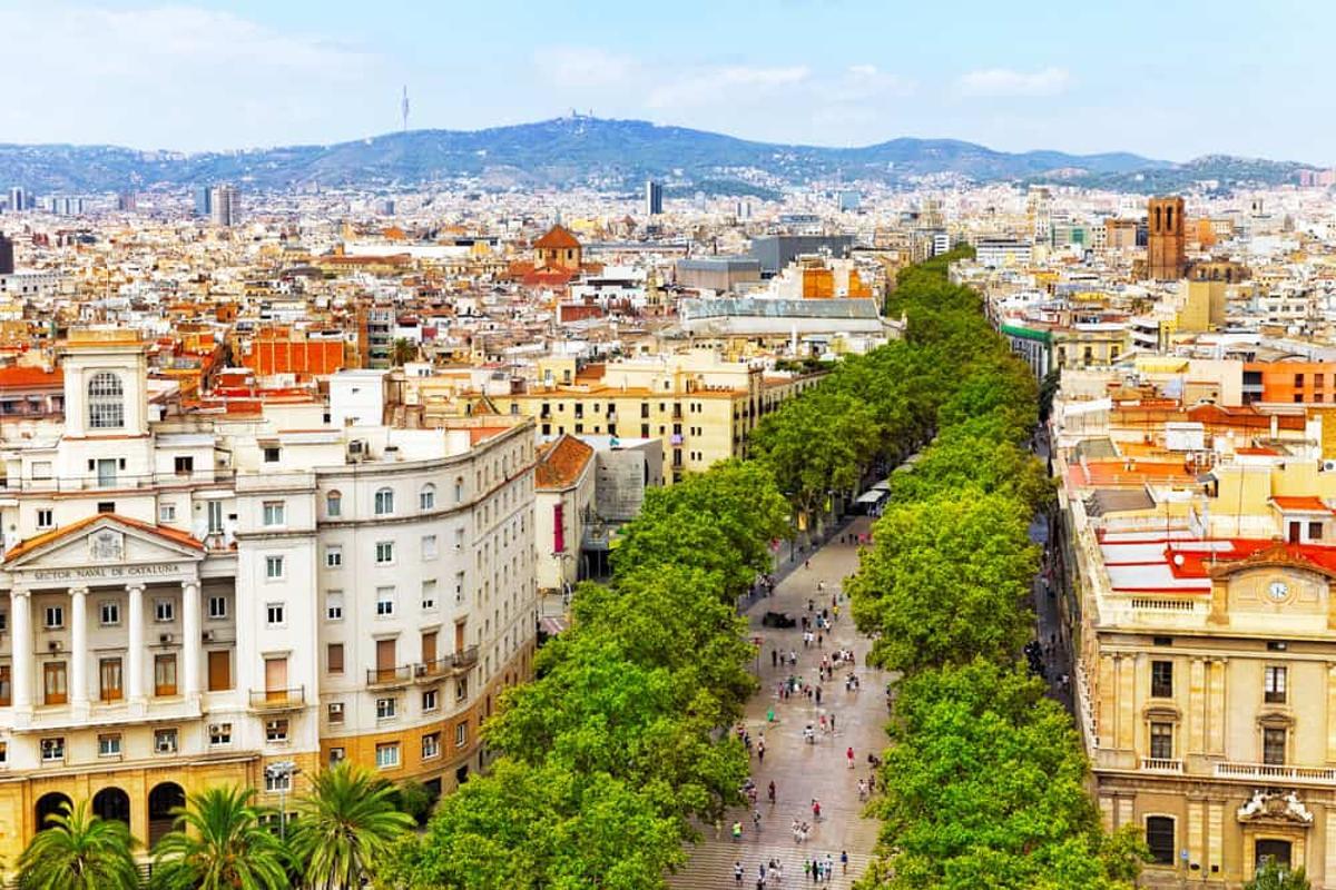 En las ciudades, casi cualquier elemento servirá para recubrirse con la nueva película solar