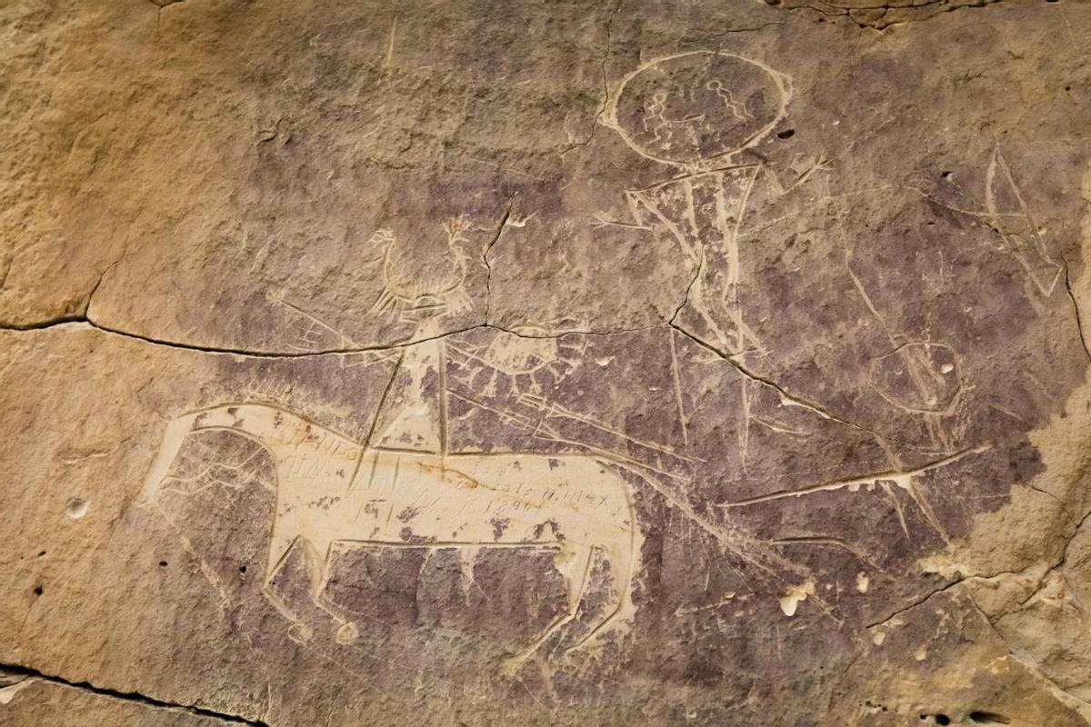 Petroglifo de cheval et jinete dans le yacimiento de Tolar (Sweetwater, Wyoming)