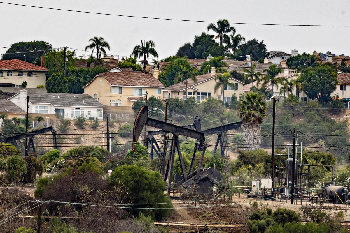 Les maisons se trouvent près du champ pétrolifère d’Inglewood.
