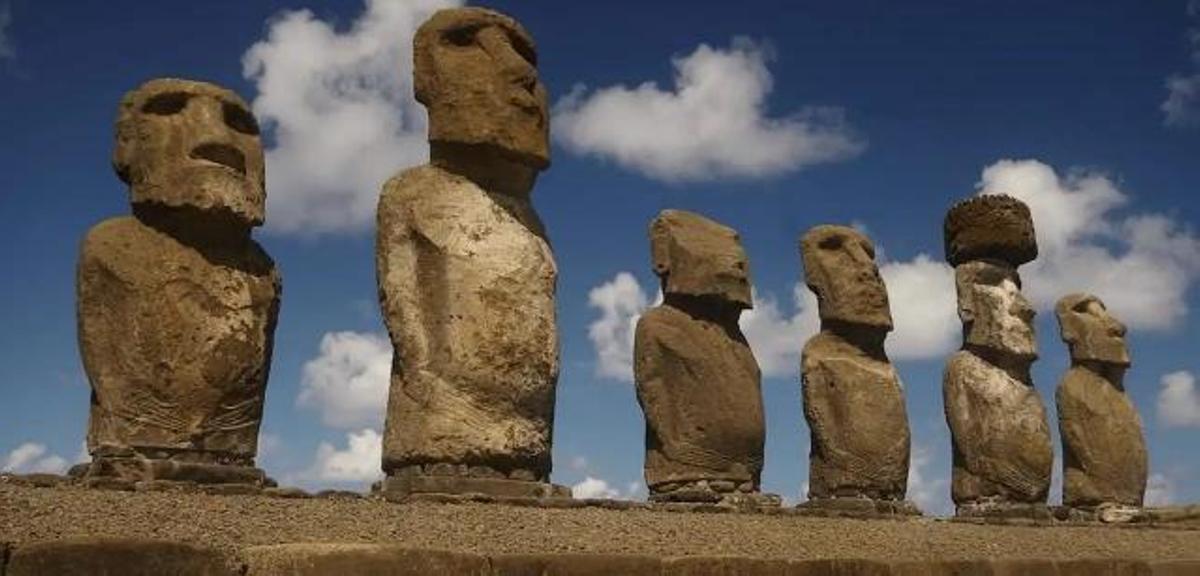 Famosos monumentos ahu en la isla de Pascua o Rapa Nui, en Chile.