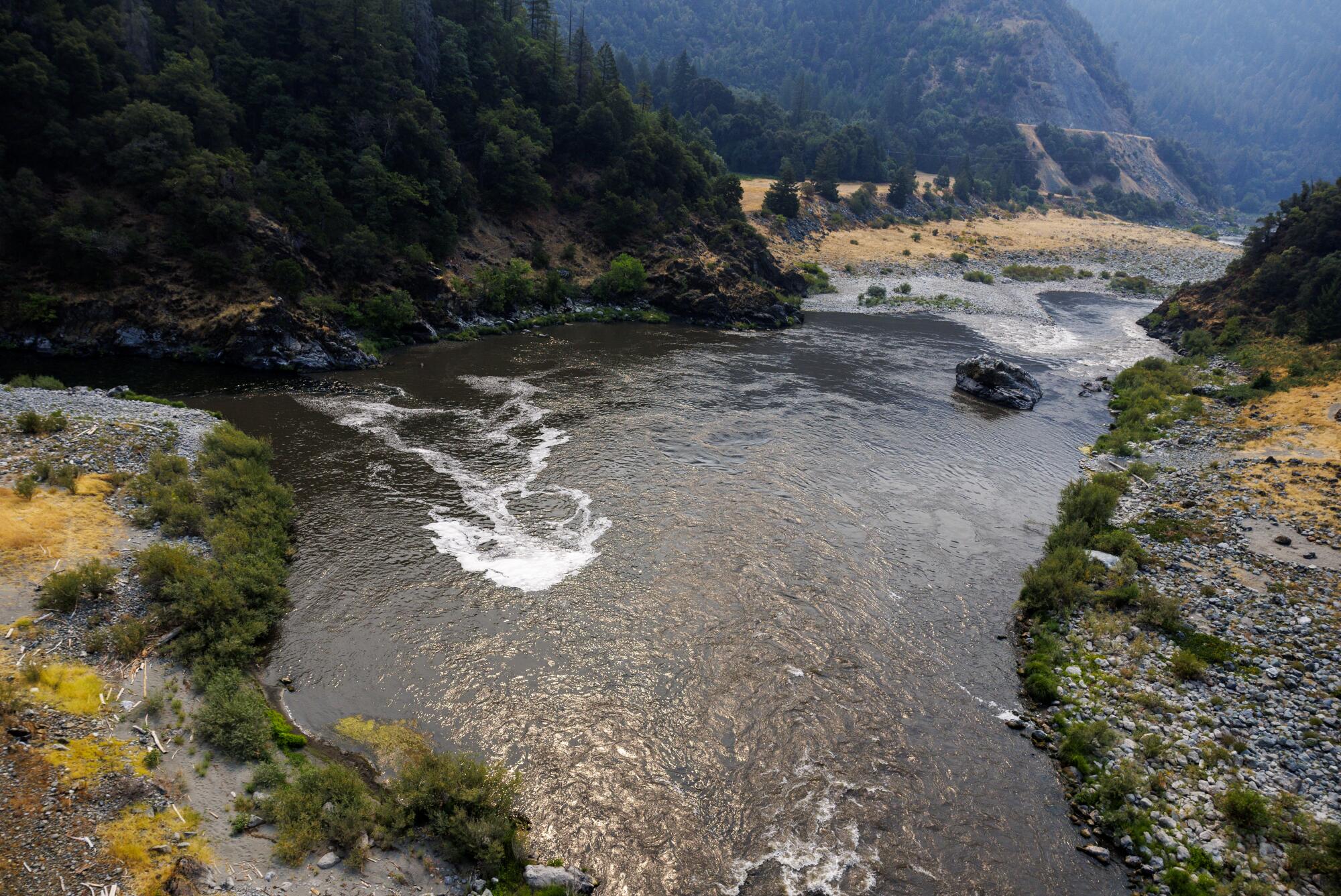 La rivière Salmon, à gauche, se jette dans la rivière Klamath. 