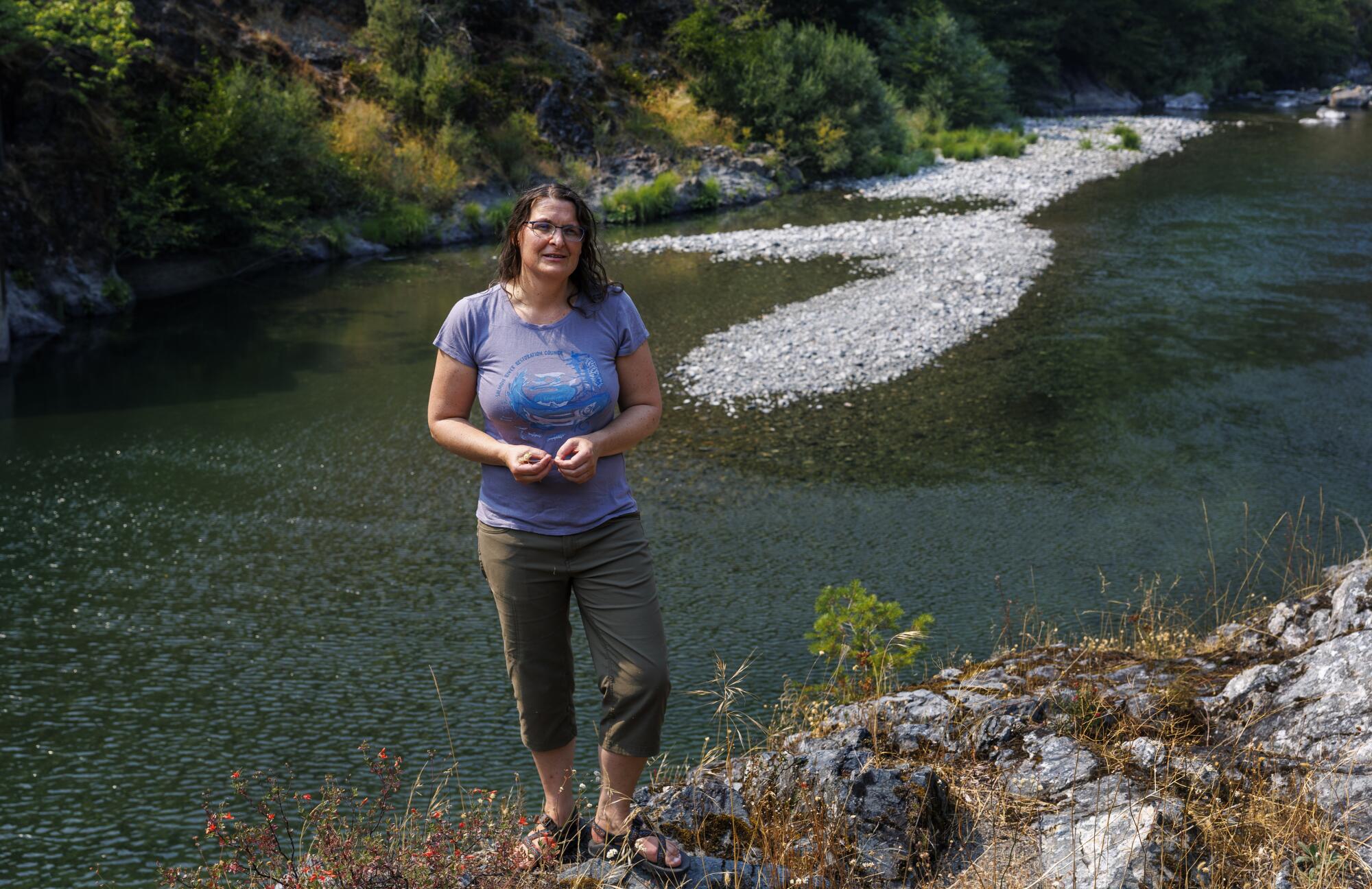 Karuna Greenberg se tient près de la rivière Salmon, où les saumons reviennent frayer.