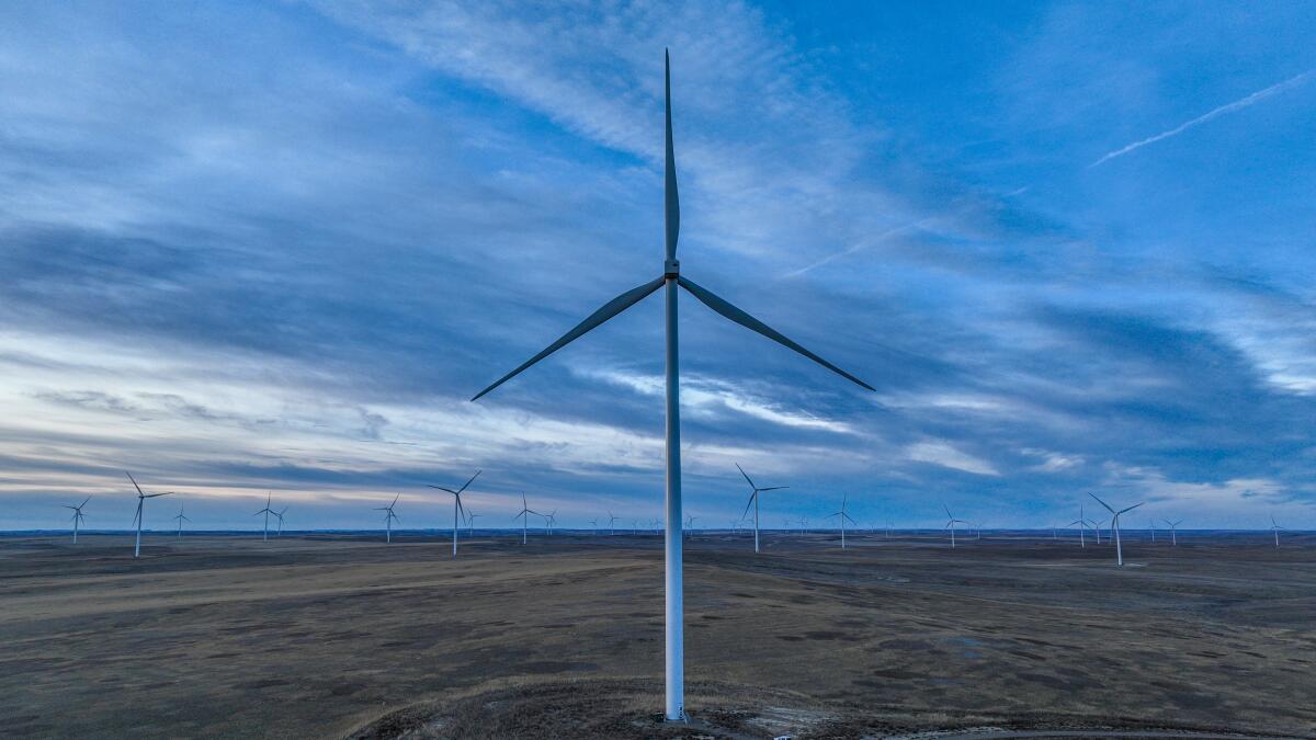 Des turbines tournent au parc éolien de Clearwater, dans le Montana.
