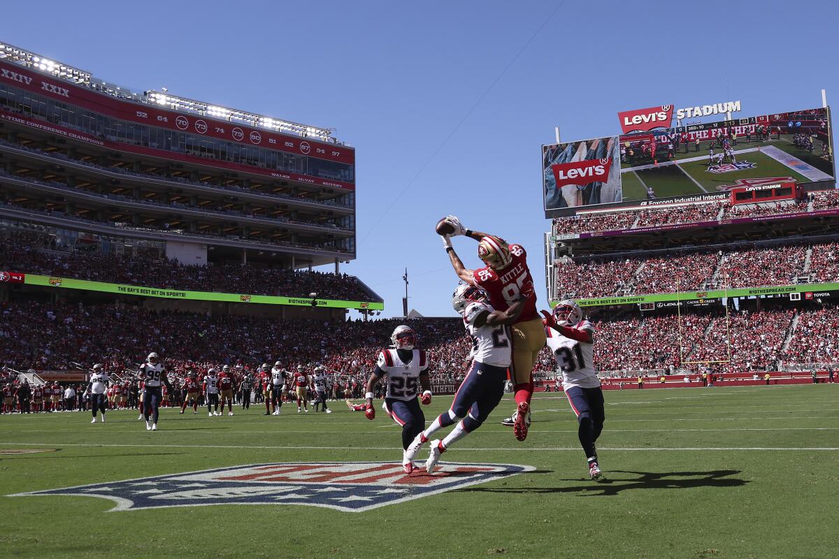 L'ailier rapproché des 49ers de San Francisco, George Kittle, capte une passe de touché 