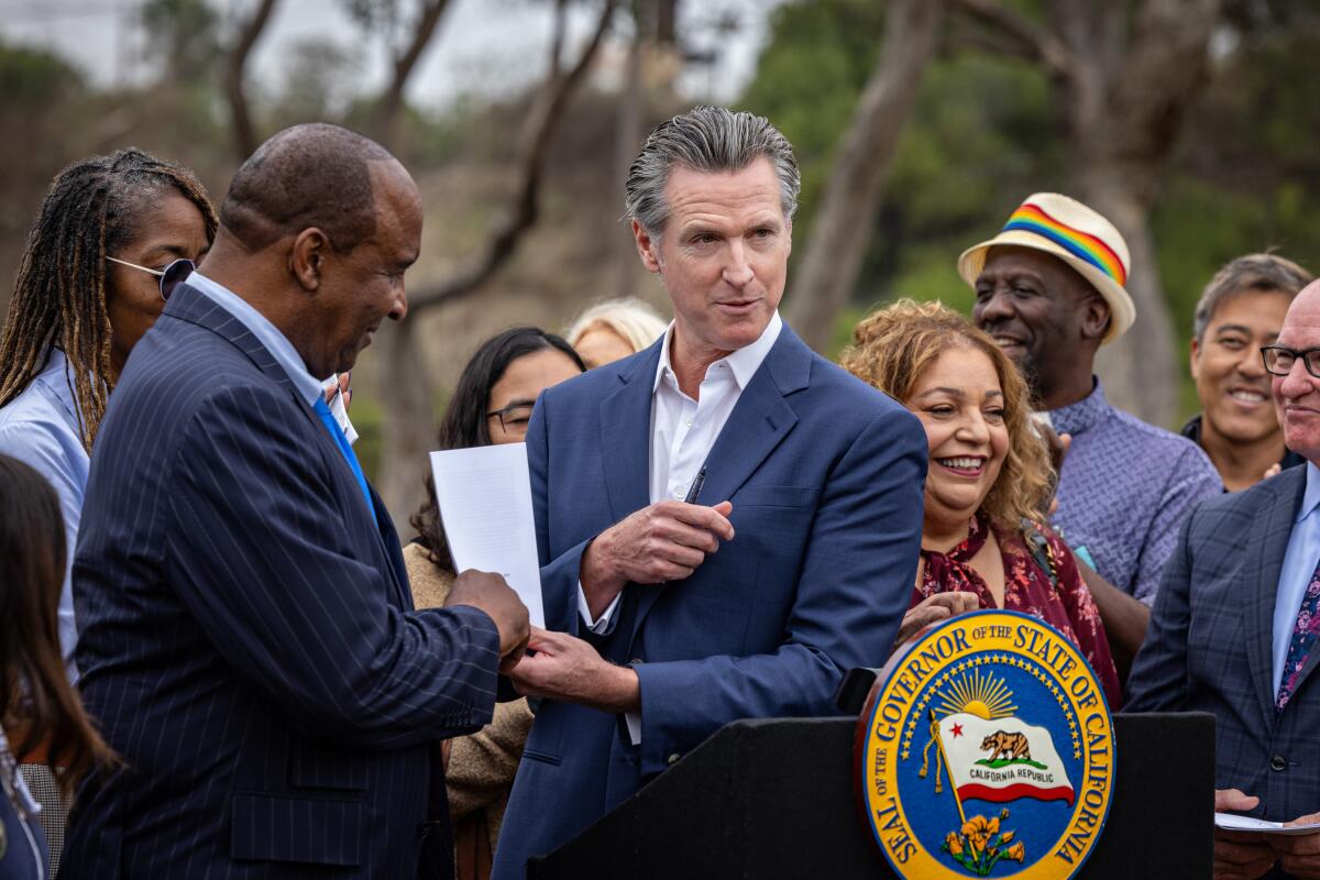 Le gouverneur Gavin Newsom prend la parole lors d'une conférence de presse à Inglewood.