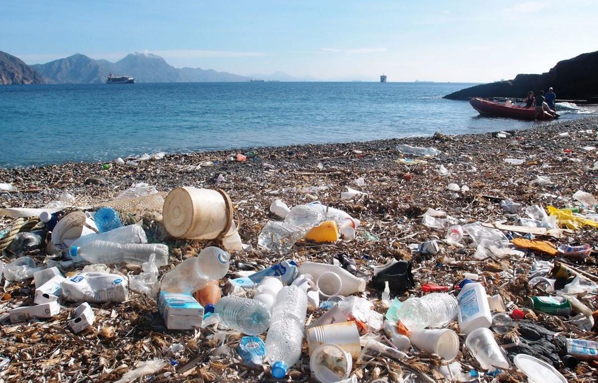 Envases de plastique sur une plage