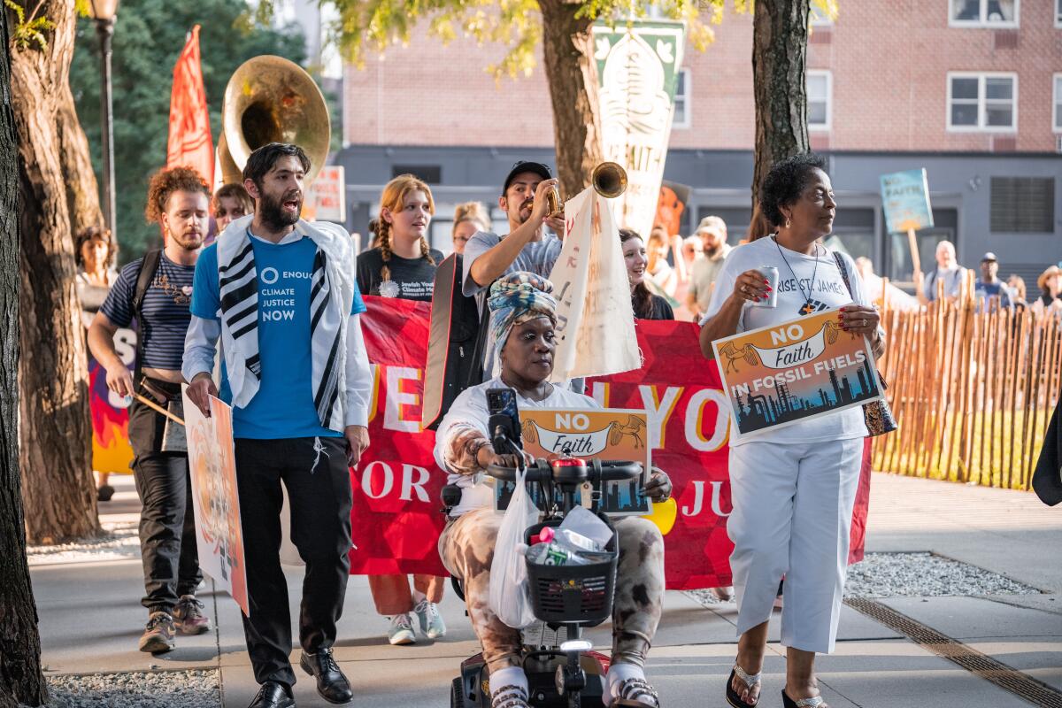 Le rabbin Jacob Siegel participe à une manifestation interconfessionnelle devant le siège de Citigroup à New York