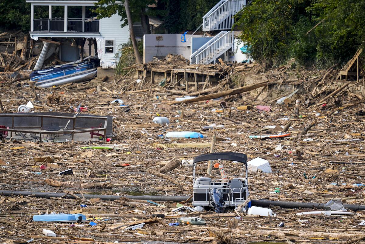 Des débris recouvrent le lac Lure en Caroline du Nord à la suite de l'ouragan Helene.