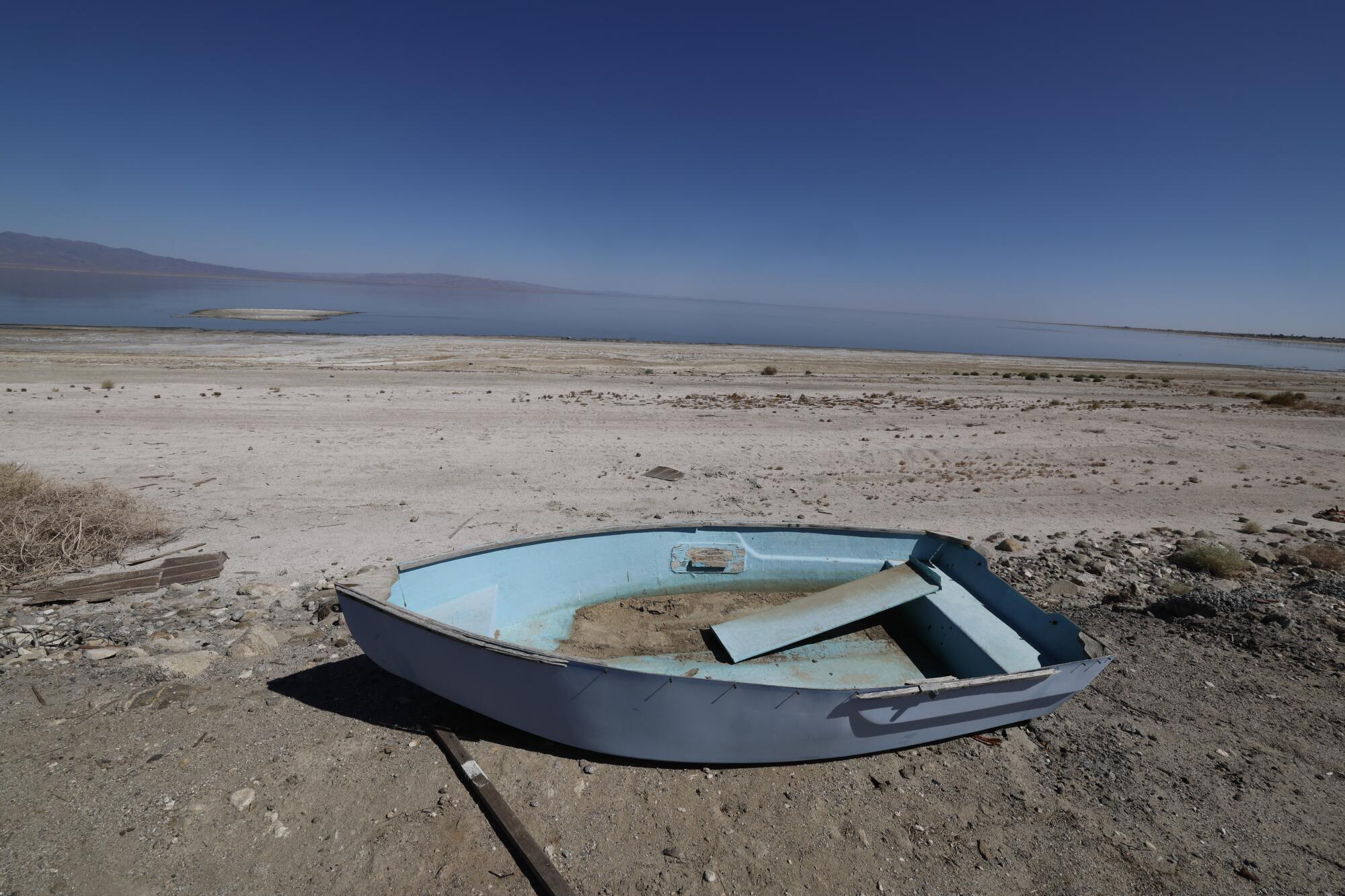 Un bateau se trouve en hauteur sur la rive de Desert Shores, à côté de la mer de Salton.