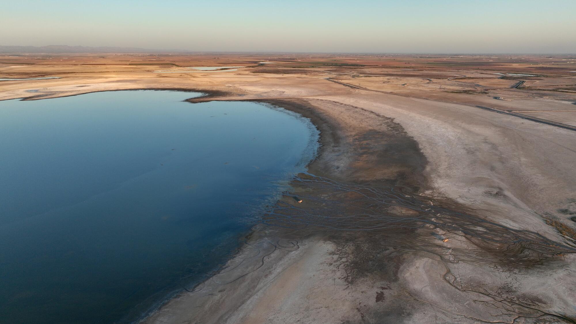 Une vue aérienne des rives en retrait de la mer de Salton