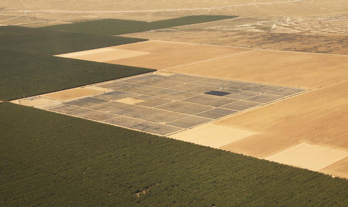 Un projet solaire est entouré de terres agricoles dans la vallée de San Joaquin.