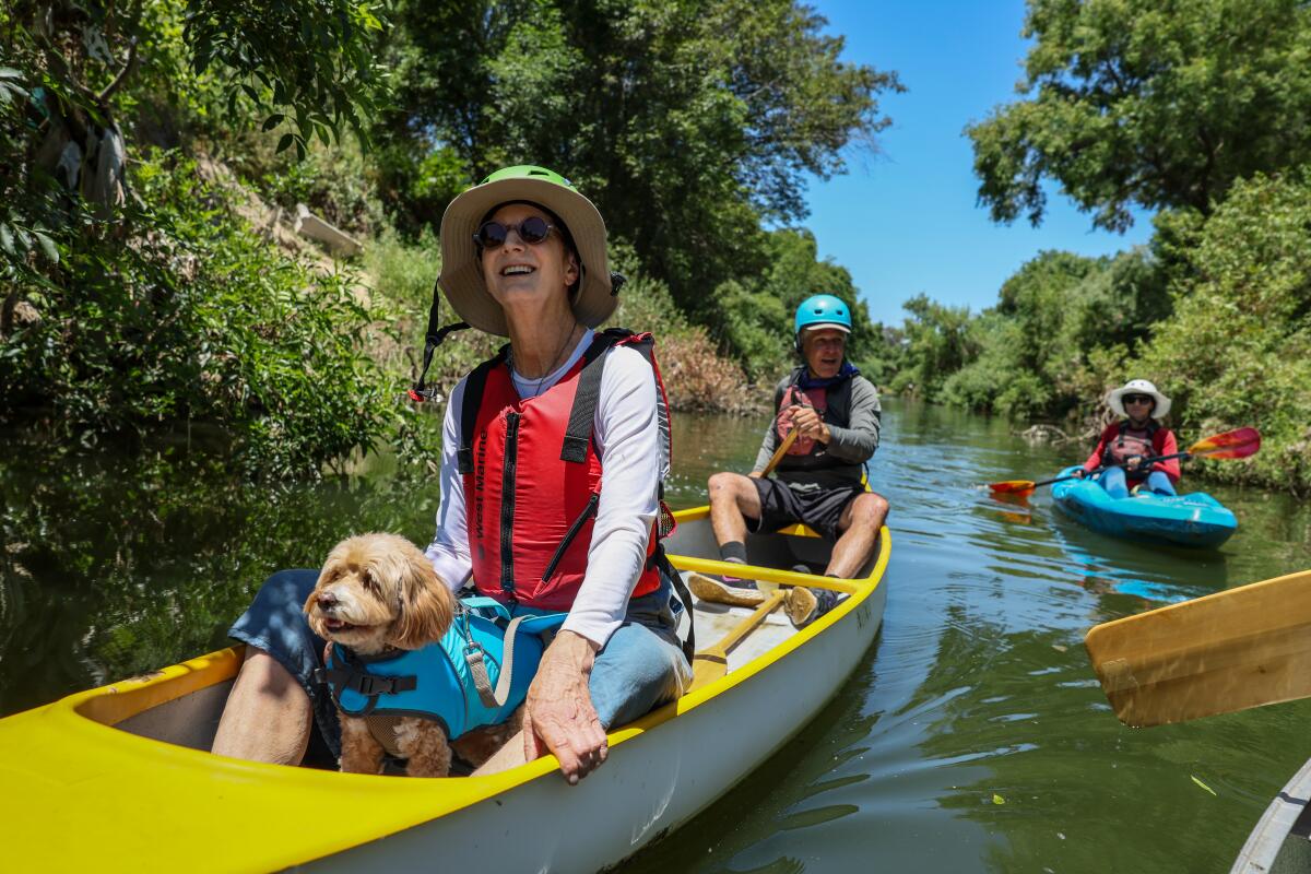 Melanie Winter flotte le long de la rivière Los Angeles dans le bassin de Sepulveda.