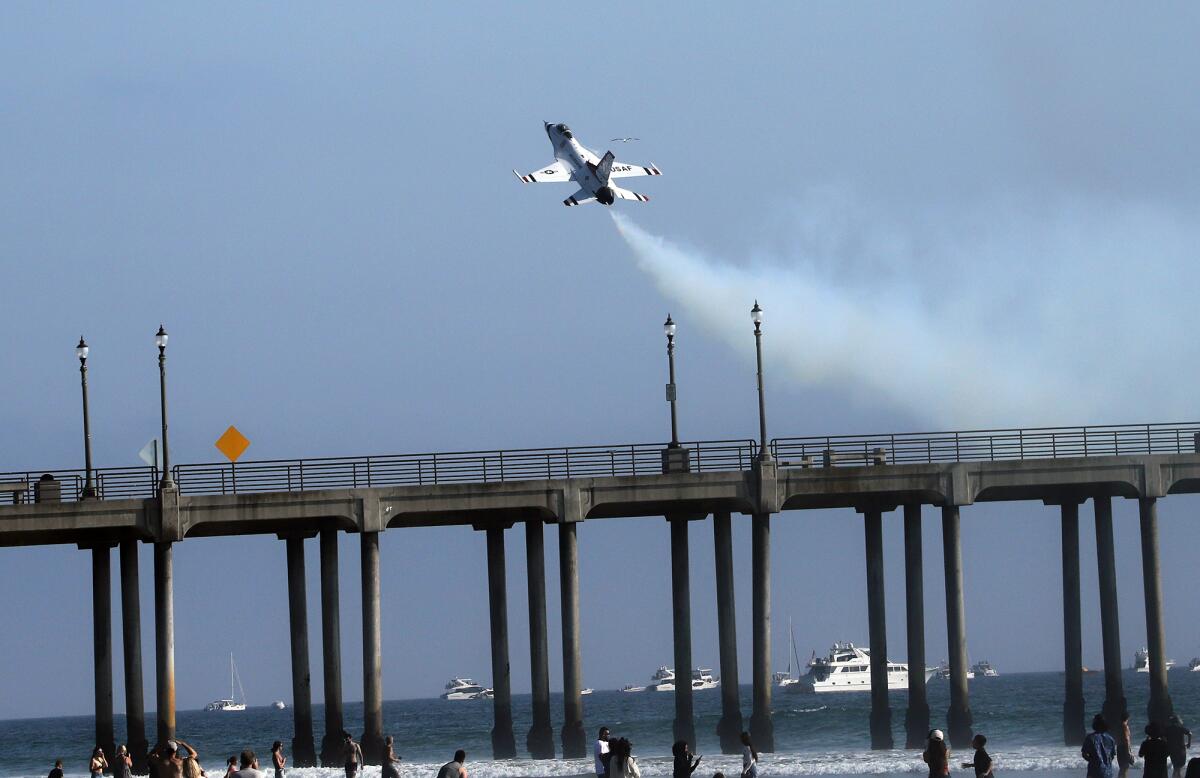 Un Thunderbird de l’US Air Force survole la jetée d’Huntington Beach 