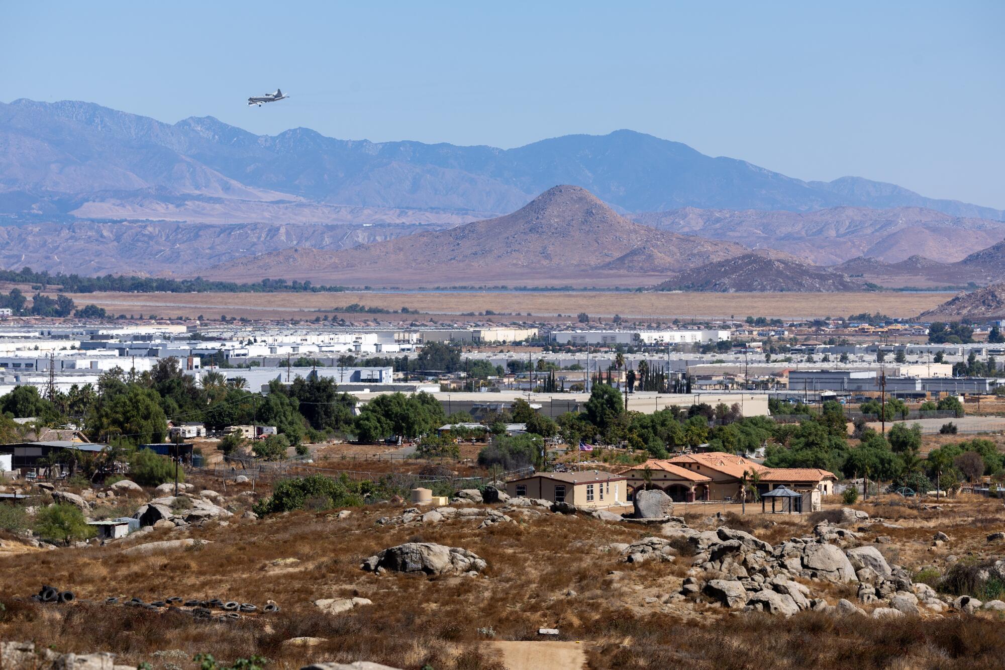 Une vue aérienne montre la démarcation nette entre le corridor industriel et les terrains résidentiels ruraux de Mead Valley.