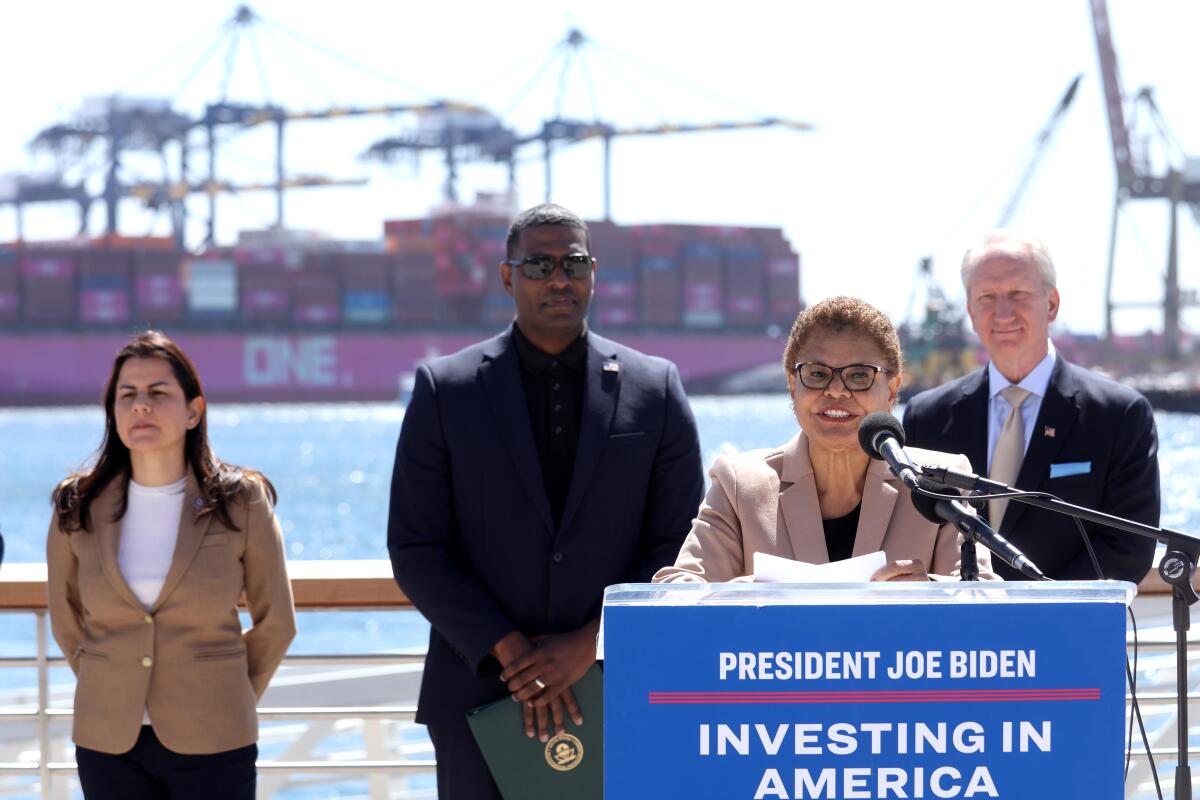 Le maire Karen Bass prend la parole lors d'une conférence de presse au port de Los Angeles.