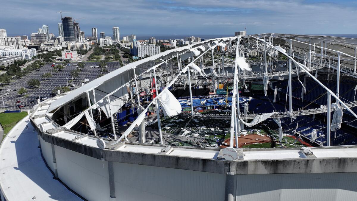 L'ouragan Milton a détruit le toit du Tropicana Field à Saint-Pétersbourg, en Floride.
