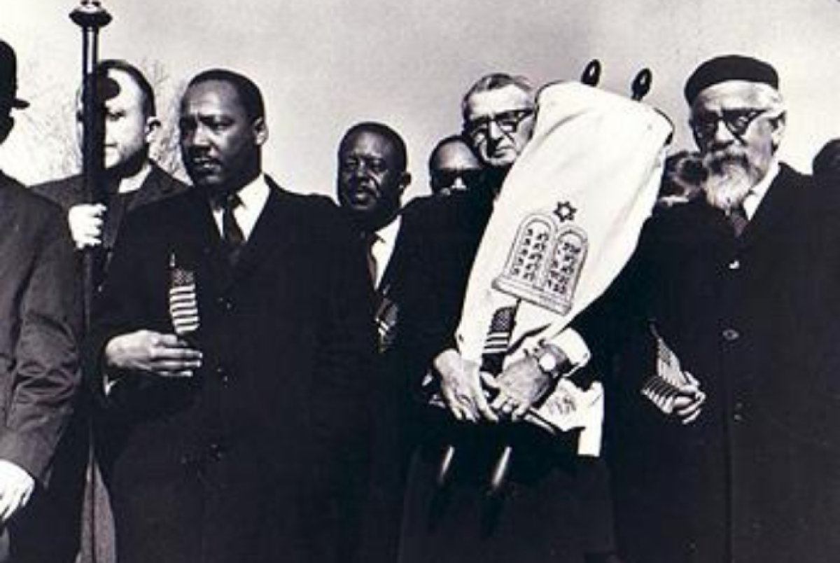 Le rabbin Maurice Eisendrath (tenant la Torah au centre) se tient aux côtés du révérend Martin Luther King Jr.