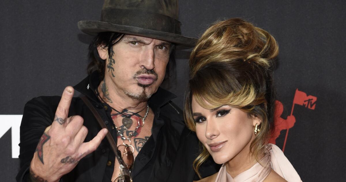 Brittany Furlan, épouse de Tommy Lee, reprend son chien à un coyote