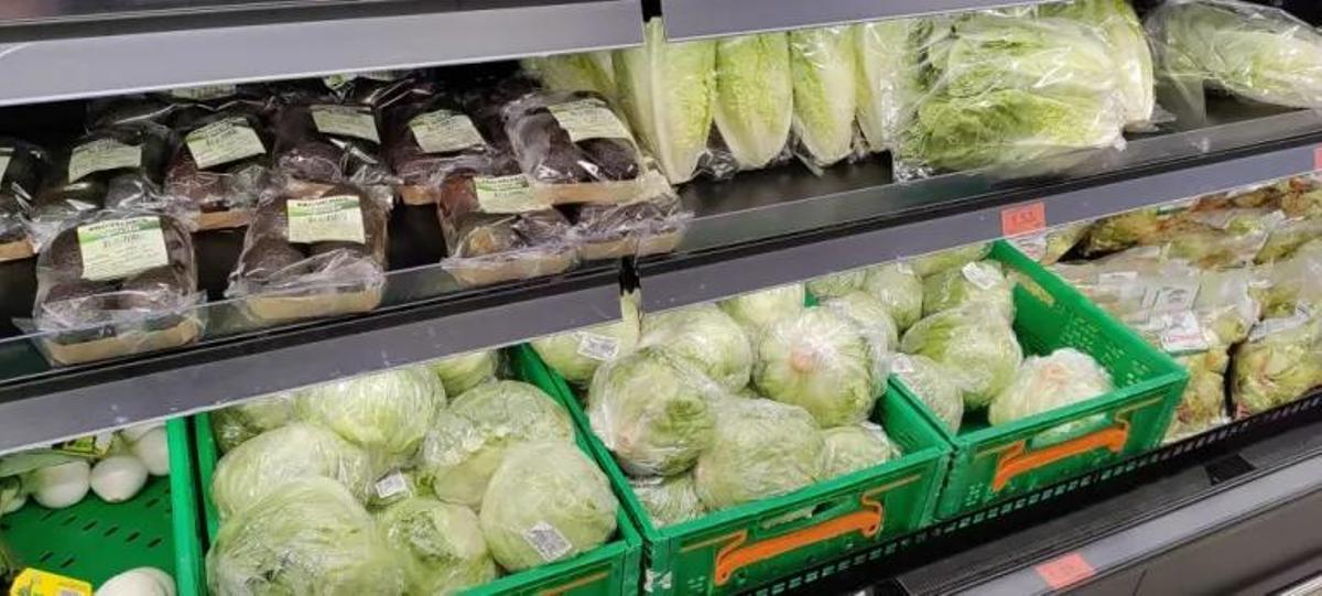 Imagen de frutas y verduras envaladas en plástico tomada en un supermercado de España.