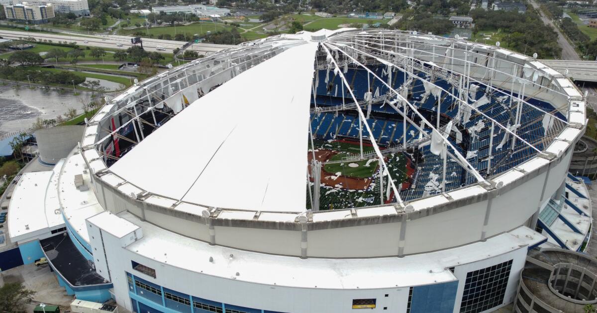 L'ouragan Milton arrache le toit du Tropicana Field alors que des vents de 120 mph frappent la Floride