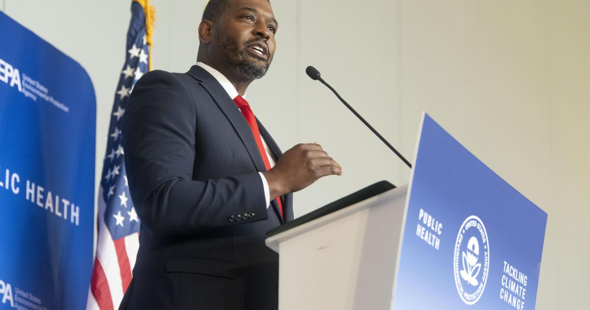 Le chef de l'EPA s'engage à lutter contre les injustices environnementales à Watts