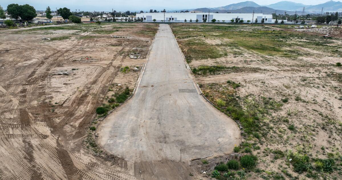 Le juge arrête la construction d'un vaste projet d'entrepôt après la démolition de dizaines de maisons