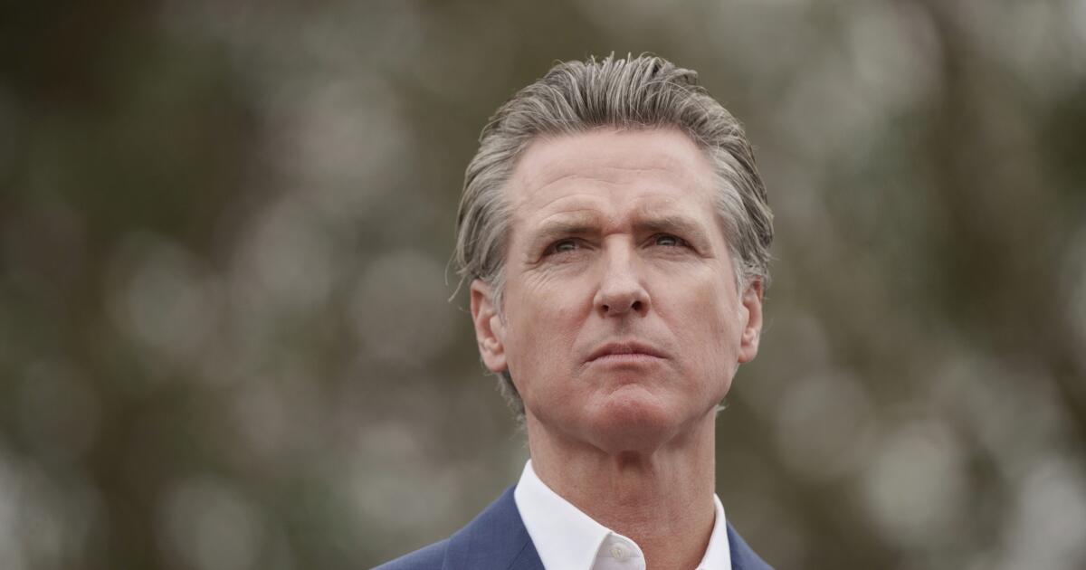 Newsom souhaite que les Californiens contribuent à la lutte contre le climat. Il devrait aider aussi