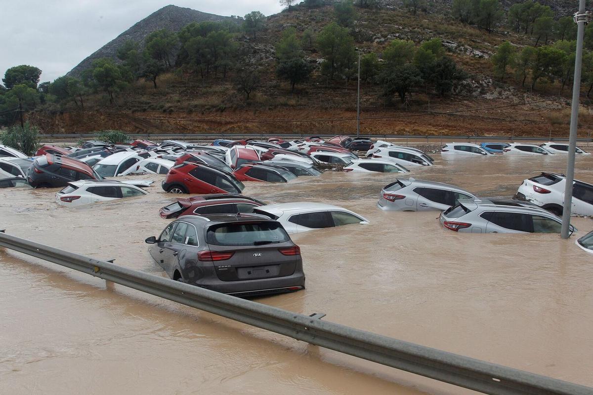 Voitures attrapées lors d'une inondation