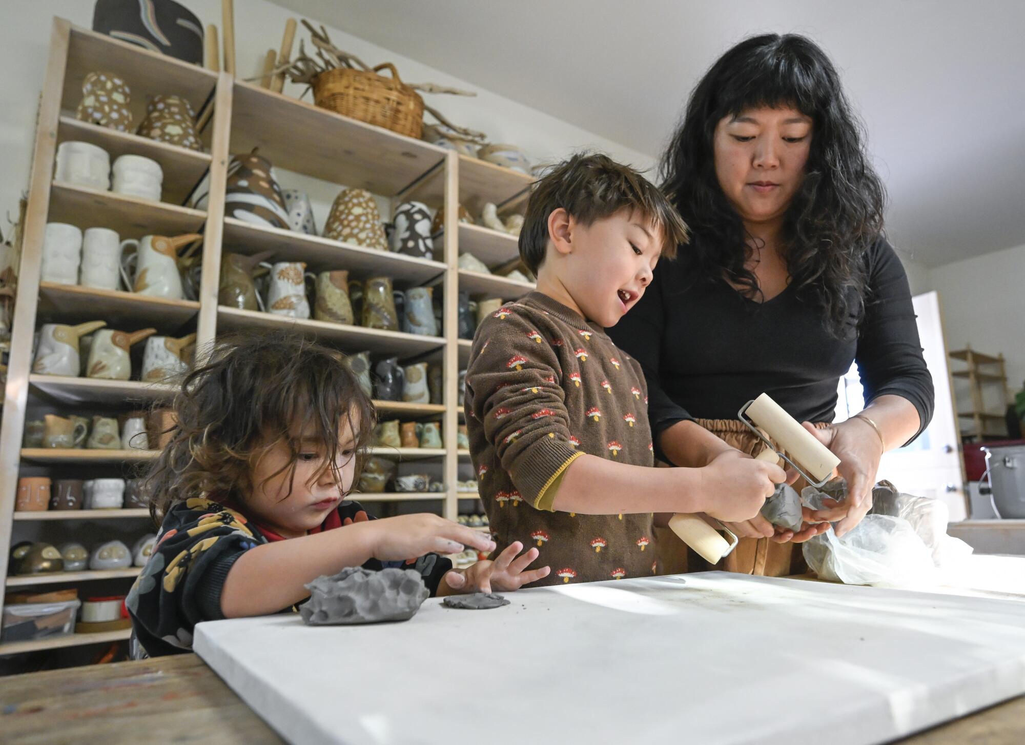 La céramiste Linda Hsiao avec ses enfants Wawona Hsiao, 3 ans, et Saben Taylor, 5 ans. 