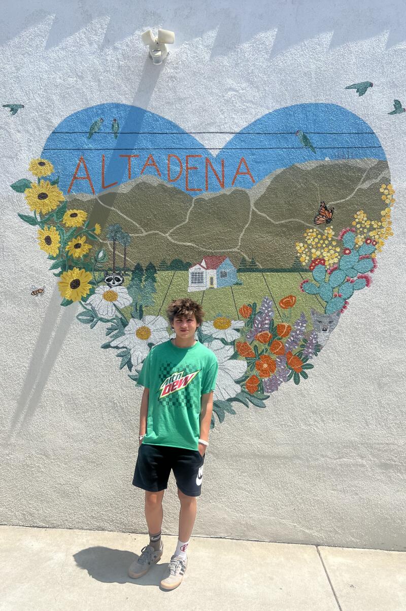 Bird Sowersby se tient devant une fresque murale en forme de cœur à Altadena