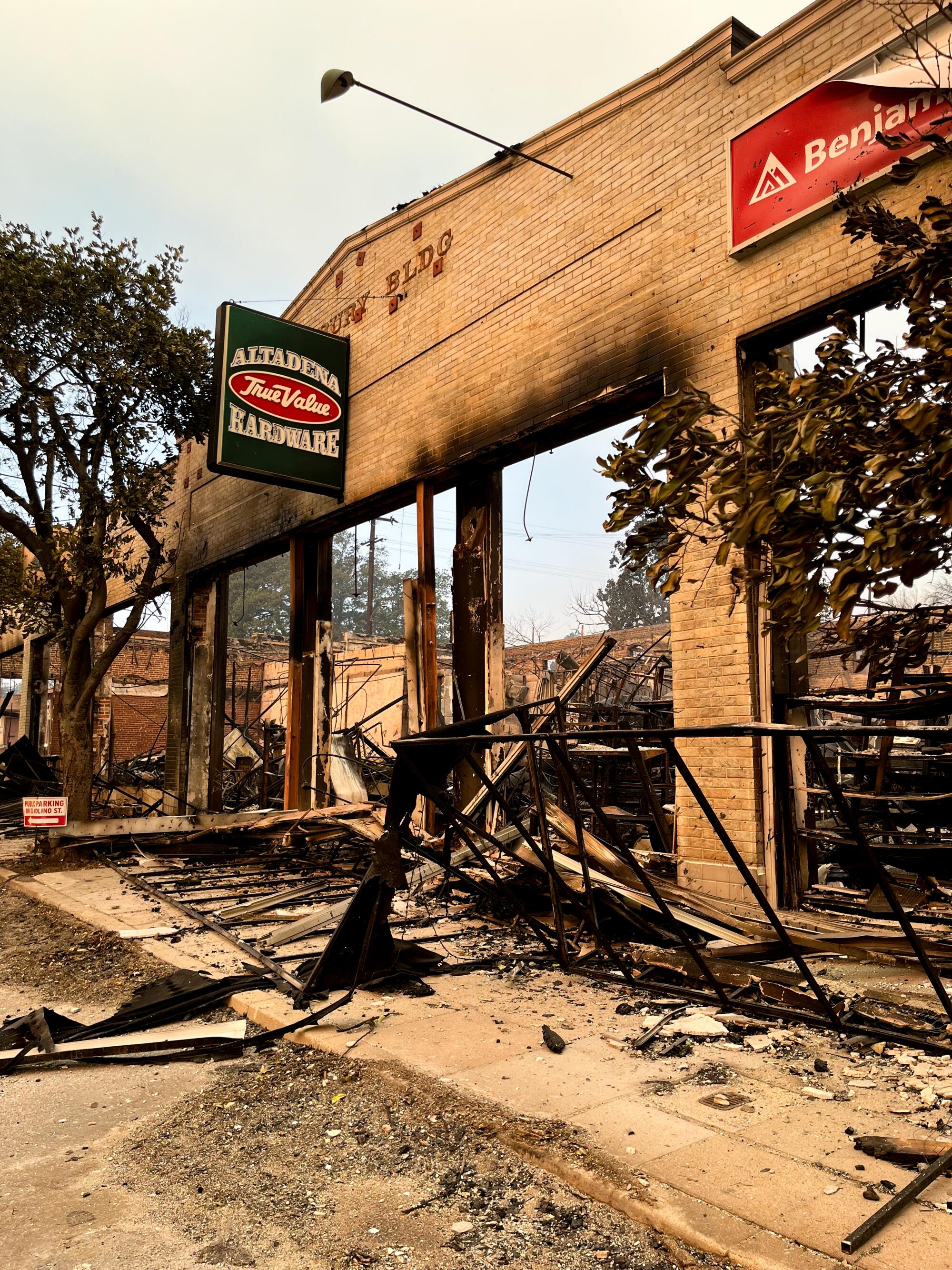 Photo d'un bâtiment incendié.