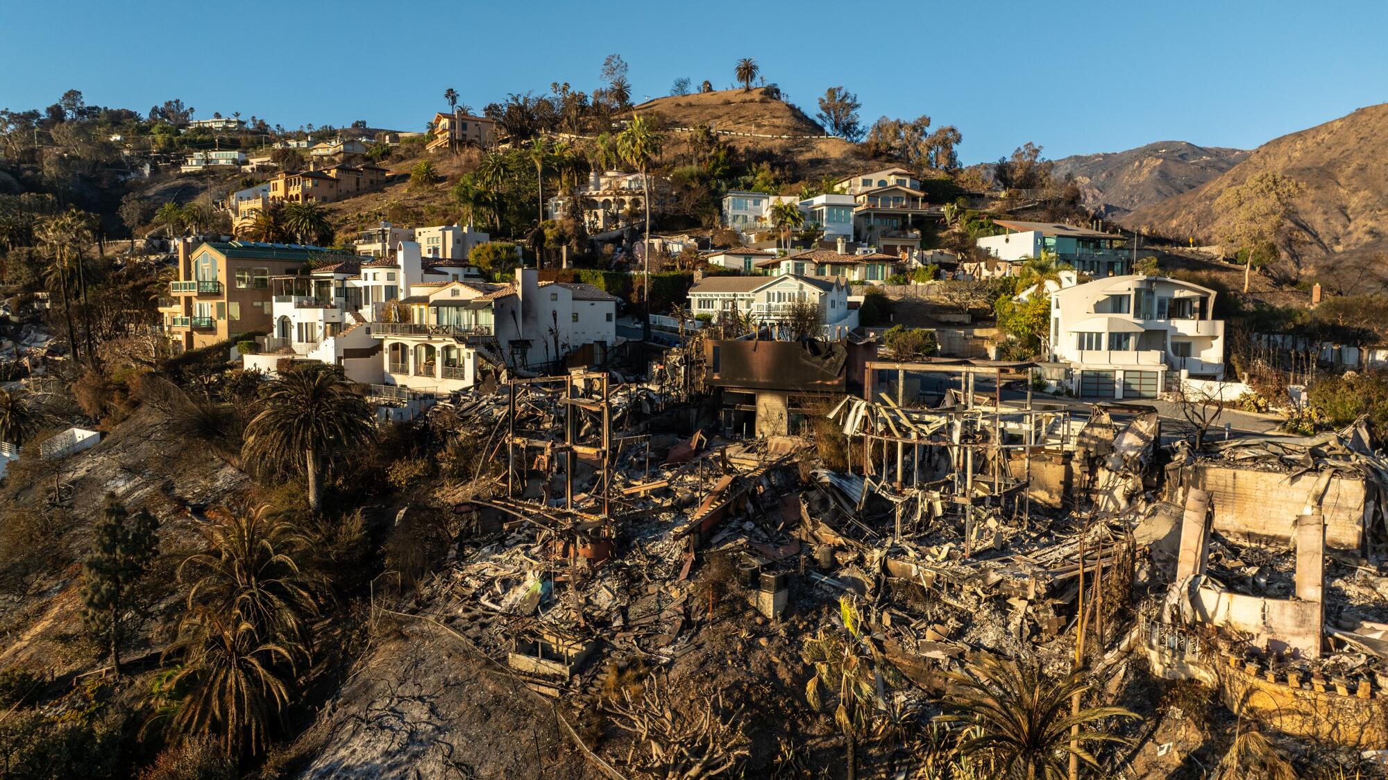 Images de drones de l'incendie des Palisades au-dessus de PCH à Malibu, entre la rue Rambla Pacifico et Carbon Canyon Rd. à Malibu.