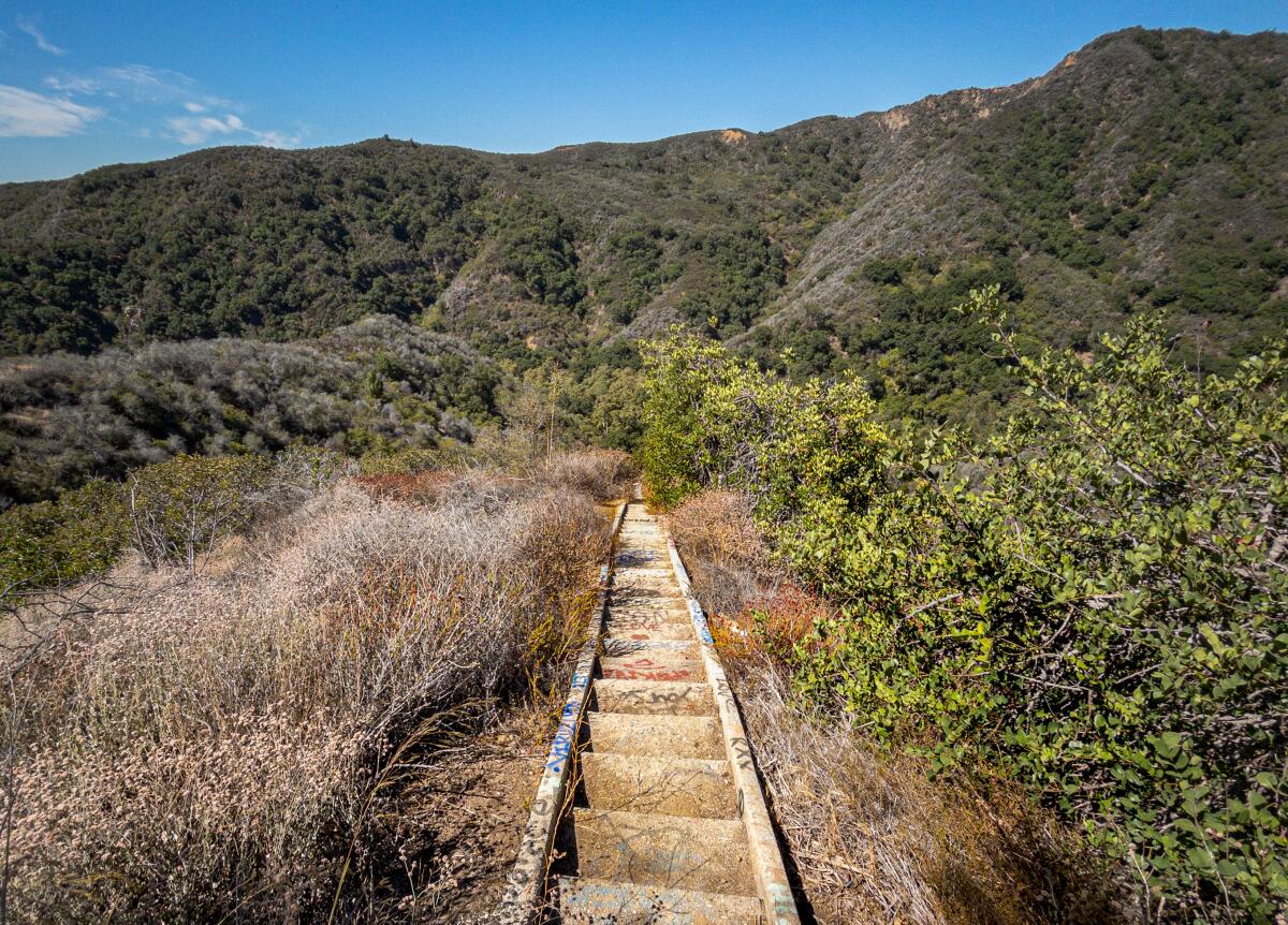 Marches qui mènent vers et depuis Murphy Ranch à Rustic Canyon photographiées en août 2022.