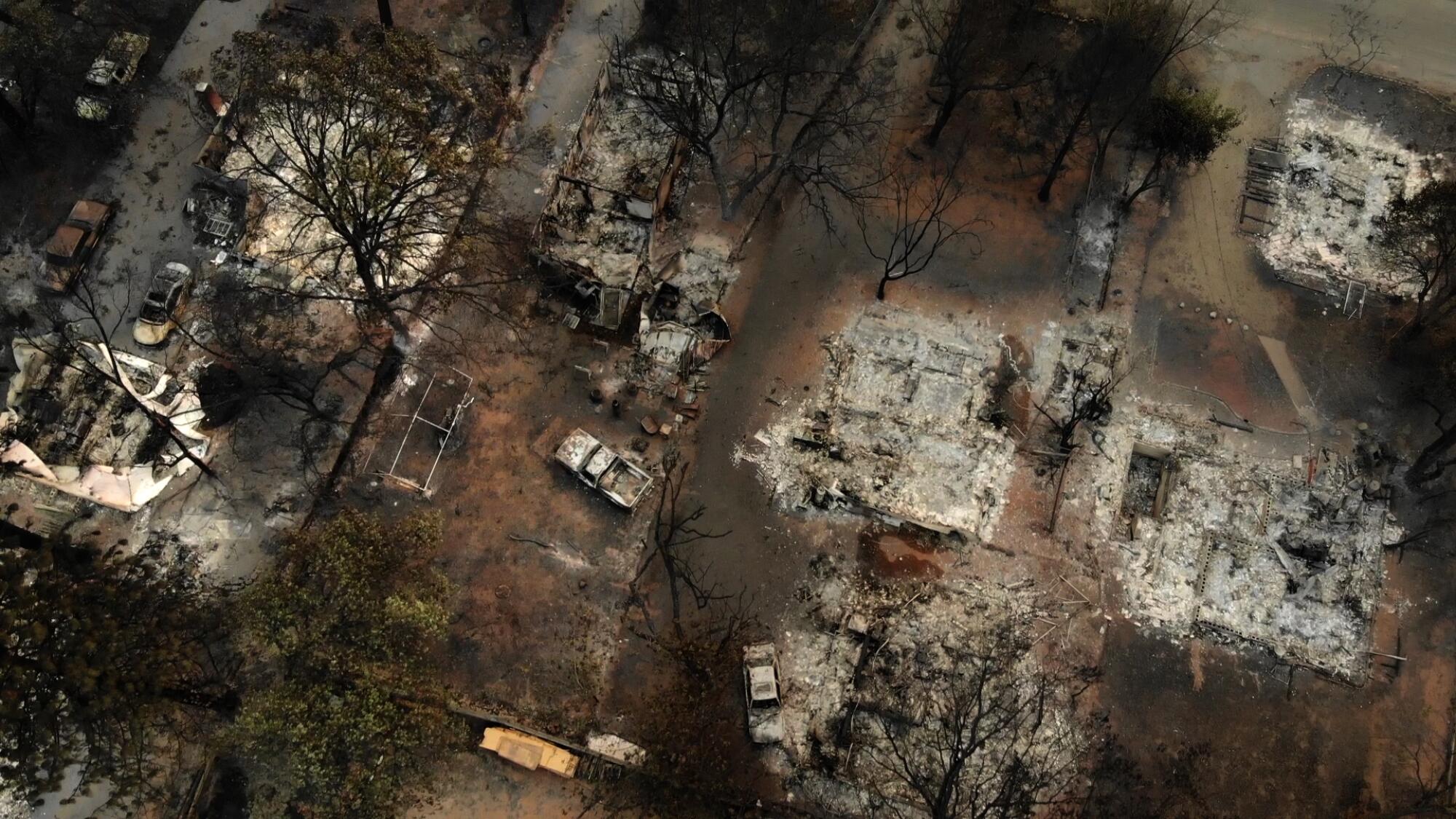Vue aérienne des décombres et des cendres de maisons à partir d'un incendie.