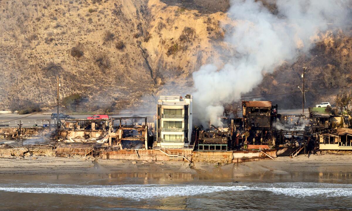 Des maisons brûlées sont vues d'en haut lors des incendies de Palisades à Malibu le 9 janvier 2025,